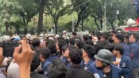 detik-detik-ricuh-demo-mahasiswa-berawal-dari-konvoi-paksa-masuk-ke-balaikota-22052025-113138